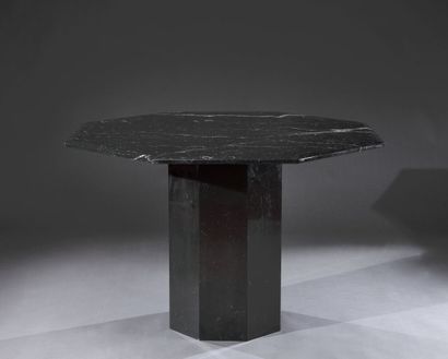 null Table à manger en marbre "marquina" octogonale. 

Travail italien. 

 H 74 cm...