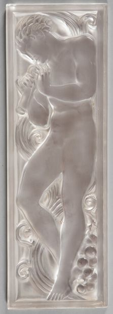  CRISTAL LALIQUE 
Panneau " Joueur de Pipeau ", modèle créé en 1928. Épreuve en cristal...