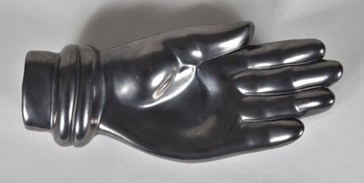 null Jean MARAIS (1913-1998) 

 " Main " en céramique émaillée noir canon de fusil.

Signée.

Haut....