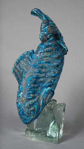 null Blue glazed ceramic fish on a crystal glass block base.

H 54 cm

Accidents...