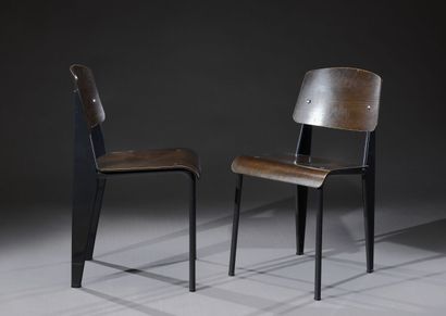 Deux chaises modèle «STANDARD» par Jean PROUVE...