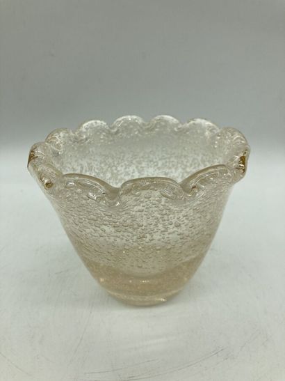  DAUM - NANCY 
Vase conique à bords polylobés. Épreuve en verre blanc légèrement...
