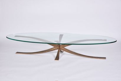 null Table basse ovale de Michel Mangematin, piètement en bronze doré et plateau...