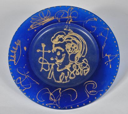  Salvador DALI (1904 - 1989) & DAUM 
Plate " La Triomphale " in blue glass paste...