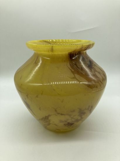 null SCHNEIDER

Conical vase with a shoulder and a curved open neck. Proof in yellow...