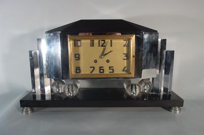 null FRENCH WORK 

Clock with a quadrangular body in chromed metal and black stone...