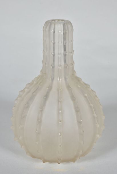  René LALIQUE (1860-1945) 
Vase côtelé " Dentelé " (modèle créé en 1912). Épreuve...