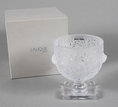 null LALIQUE CRYSTAL 

Élisabeth" vase, created in 1961. Proof in pressed white crystal...