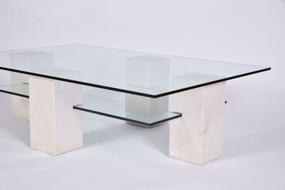 null Table basse à deux plateaux de verre reposant sur quatres pieds rectangulaires...