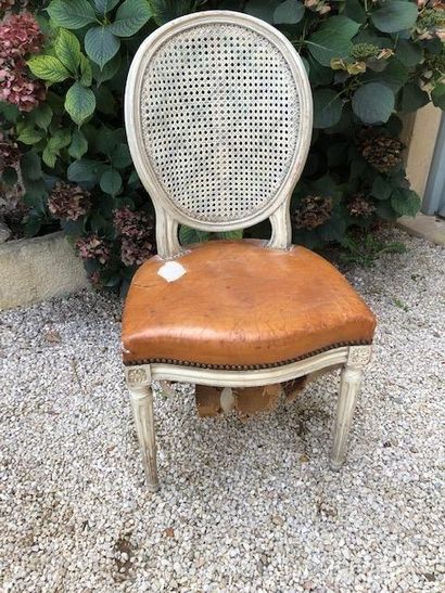 null Paire de chaises dans le style Louis XVI en bois laqué, dossier à fond de canne,...