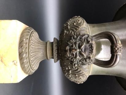 null Vase Médicis en bronze patiné sur socle en marbre de Sienne, anses à décor de...