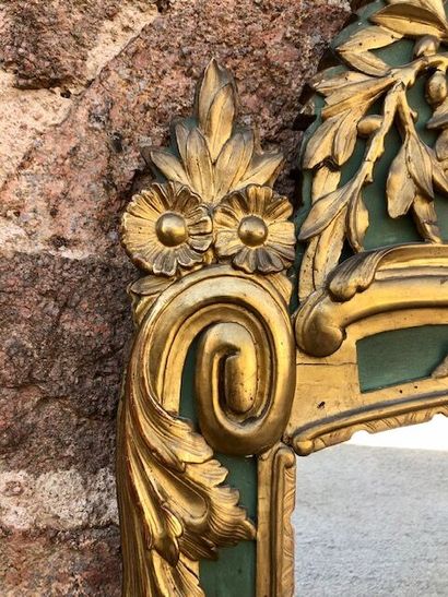 null Grand miroir en bois sculpté, doré et peint, encadrement à enroulements recouverts...
