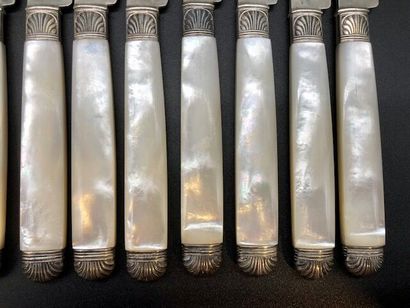null Twelve dessert knives with mother-of-pearl handles, silver blades. 

Minerve...