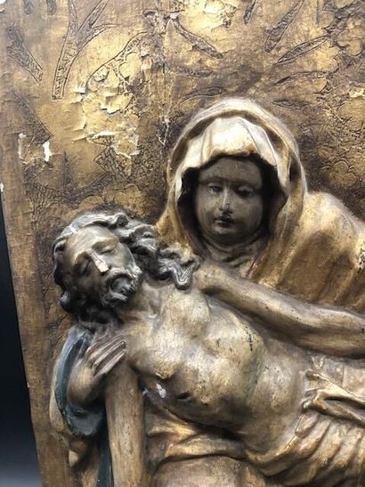  Panneau en bois sculpté figurant une Piéta. 
Fin du XVIème siècle. 
52 x 33 cm....