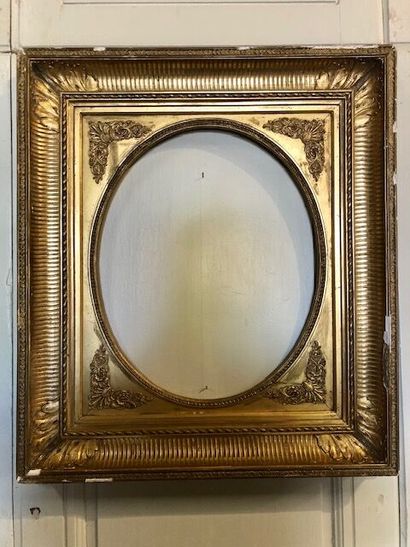 null Beautiful carved and gilded wood frame with canals and foliage. 

19th century.

66...