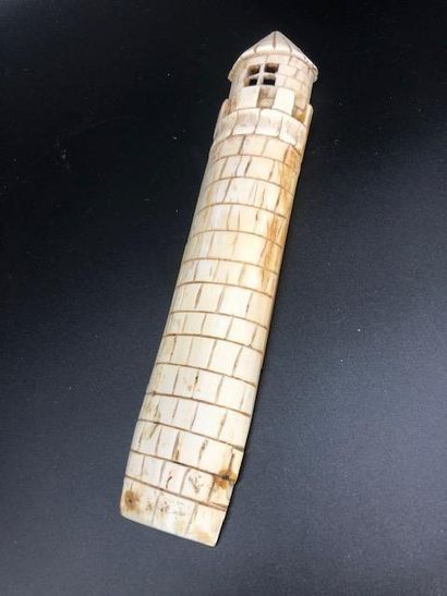 null A carved ivory tobacco rasp case representing a tower.

Late 18th century.

H....