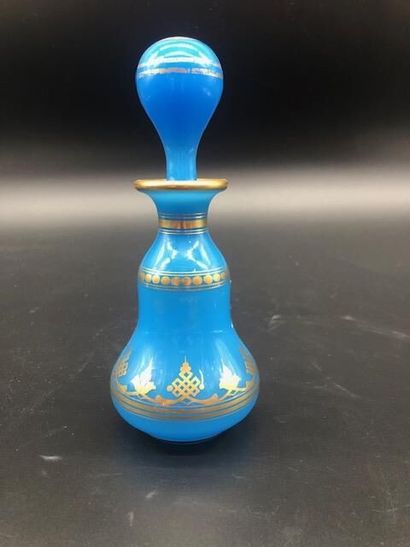 null A blue opaline bottle decorated with gold fillets. 

19th century. 

H. 17 cm....