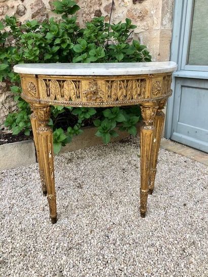 null Console demi-lune en bois sculpté et doré à décor d'une frise de feuillages,...