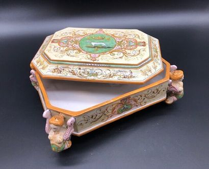 null Ulysse à Blois. 

Coffret en céramique polychrome dans le style de la Renaissance,...