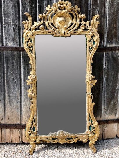 Important miroir en bois sculpté et doré...