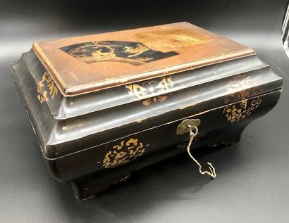 null Lacquer tomb box with landscape decoration in reserve, interior with removable...