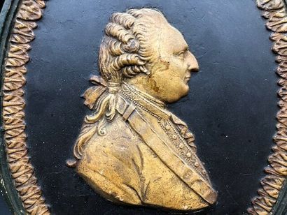 null Plaque à vue ovale en terre cuite (?) patinée figurant le profil de Louis XVI.

Début...