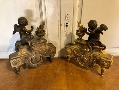 null Paire de têtes de chenets en bronze doré et patiné à décor de Putti se réchauffant...