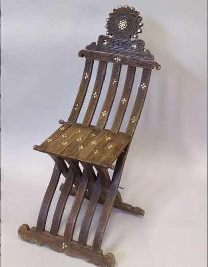 null Paire de chaises pliantes à incrustations de motifs en os.

Syrie, XIXème siècle.

H....