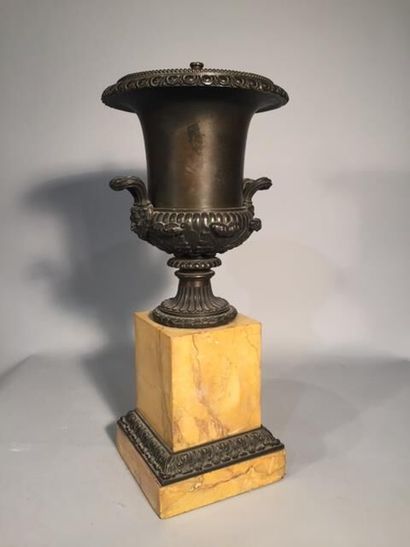 null Important vase Médicis en bronze patiné orné de feuillages, anses à tête de...