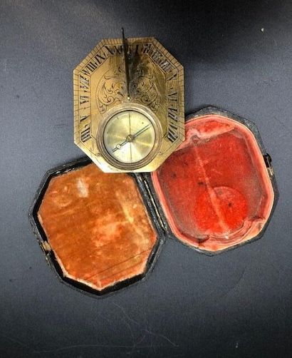null Cadran solaire de type Butterfield en laiton. 

XIXème siècle. 

L. 7,5 cm -...
