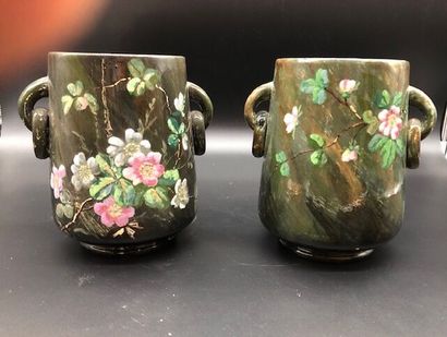 null Paire de vases en barbotine à décor de rameaux fleuris. 

Vers 1900, probablement...