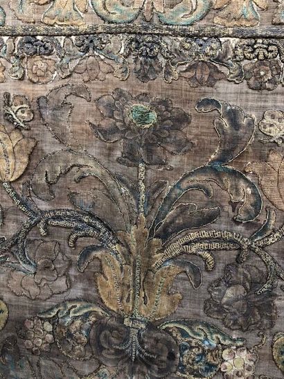 Ancienne broderie du XVIème siècle à décor de fleurs, entrelacs et volatiles, remontée...