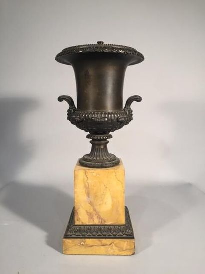 null Important vase Médicis en bronze patiné orné de feuillages, anses à tête de...