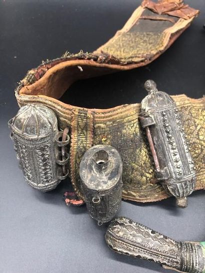 null Djambyia yéménite, ceinture brodée de fils d'or. 

XIXème siècle. 

L. 34 c...
