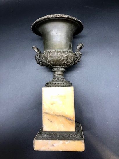 null Vase Médicis en bronze patiné sur socle en marbre de Sienne, anses à décor de...