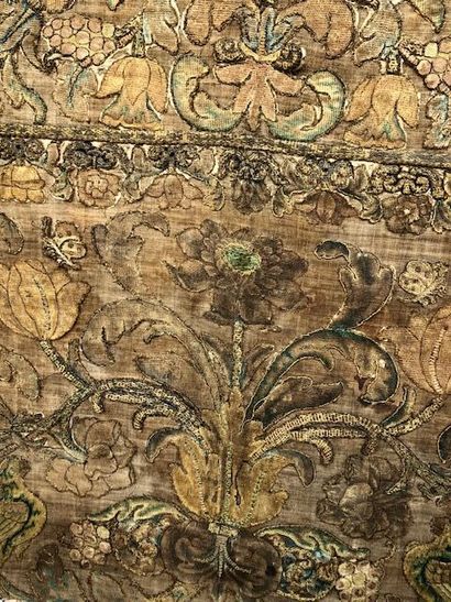  Ancienne broderie du XVIème siècle à décor de fleurs, entrelacs et volatiles, remontée...