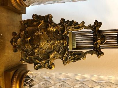 null Pendule portique en bronze doré dans le style Empire à colonne en cristal moulé...