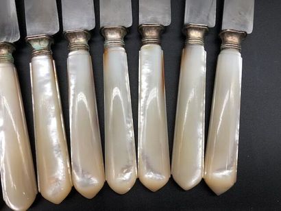  Twelve table knives, mother-of-pearl handles and steel blades. 
Circa 1880-1900....