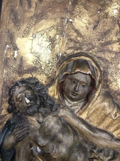 null Panneau en bois sculpté figurant une Piéta. 

Fin du XVIème siècle. 

52 x 33...