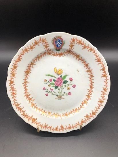 null Compagnie des Indes. 

Assiette en porcelaine à décor polychrome et or de guirlandes...