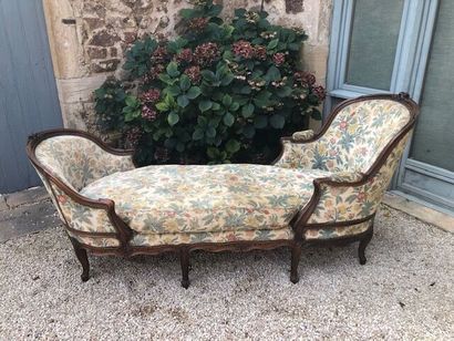 null Belle chaise longue, en bergère, en noyer, mouluré et sculpté de fleurettes...