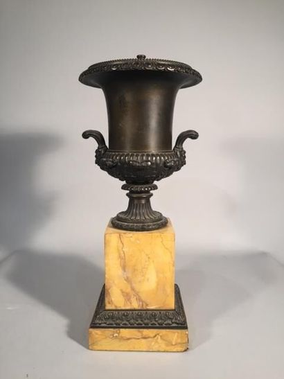 Important vase Médicis en bronze patiné orné...