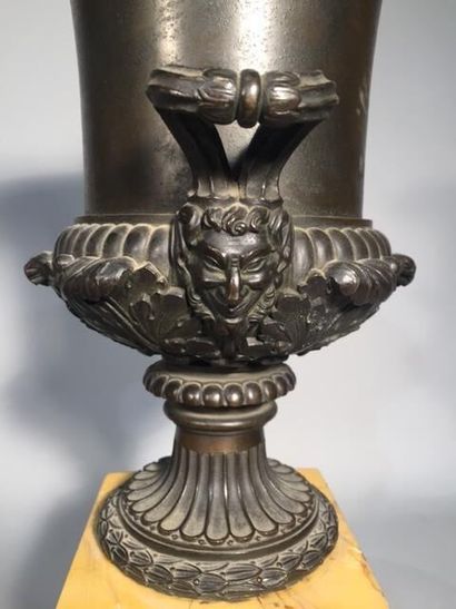 null Important vase Médicis en bronze patiné orné de feuillages, anses à tête de...