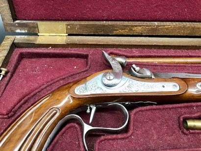 null Paire de pistolets de duel dans le style du XIXème siècle. Dans un coffret garni...