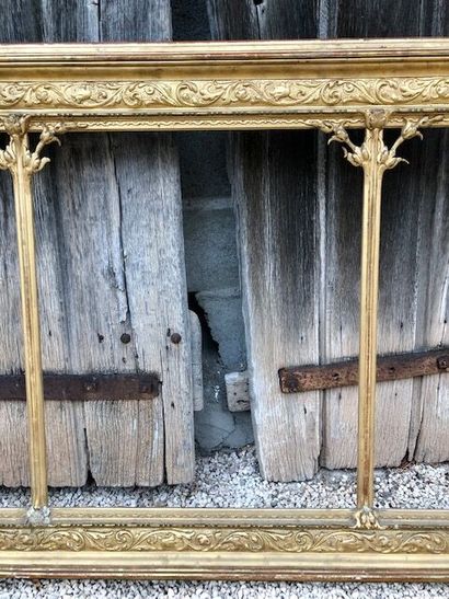 null Exceptionnel cadre en bois et stuc doré à 3 compartiments à décor de rinceaux...