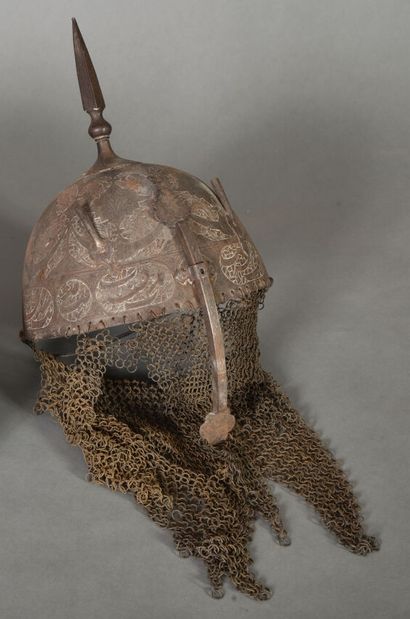 null Casque " Kulah-khud " en acier battu, gravé de réserves oblong à fond de fleurs10864/306.

Indo-Persan...