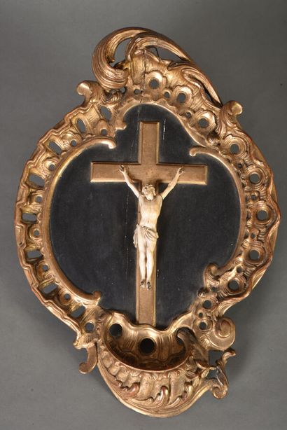 null Christ en croix en ivoire sculpté présenté sur un cadre bénitier en bois doré,...