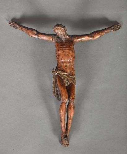 null Beau Christ en bois naturel, périzonium noué à la gauche avec traces de polychromie....