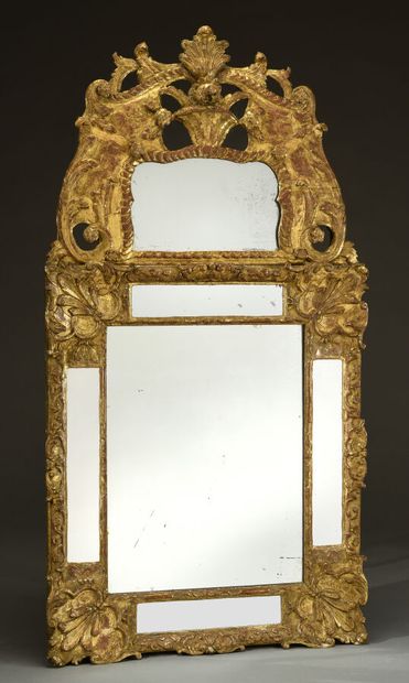null Beau miroir en bois sculpté et doré, cadre à réserves, orné d'entrelacs feuillagés,...
