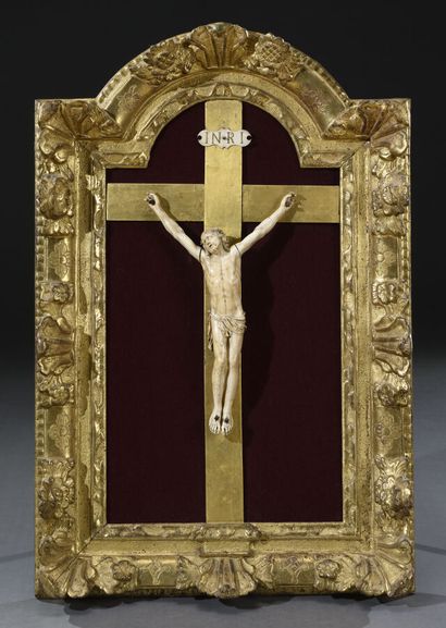 null Beau Christ en ivoire sculpté présenté sur une croix dans un cadre sculpté et...